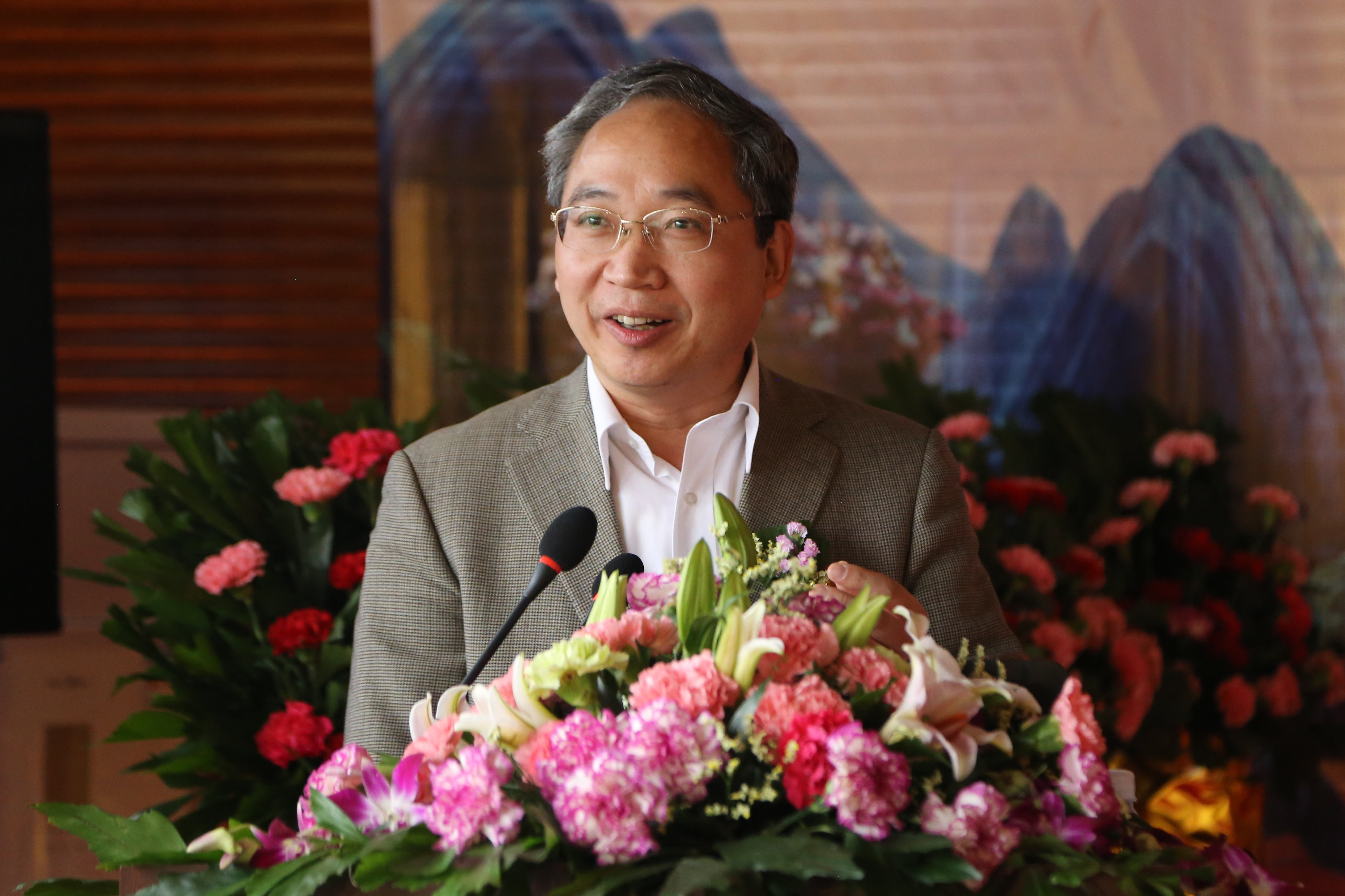 商学院院长兼mba中心主任王瑞华致辞